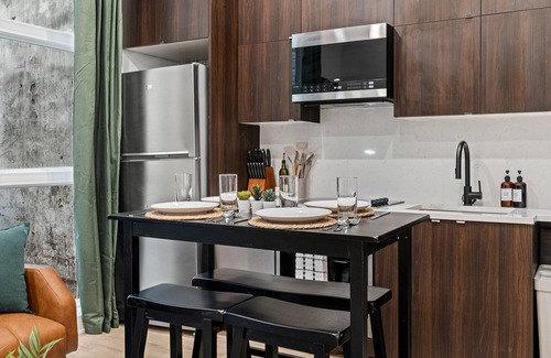 Old City Apartment | In The Center of Old City Philly- Walker Paradise!