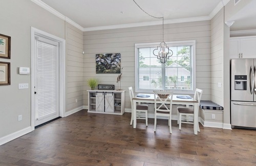 King City Condo | In the Heart of the Pier/Village area. Community pool.
