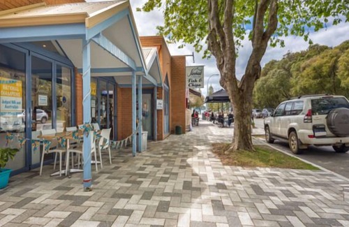 Middleton Beach House | In the heart of Middleton Beaches café precinct, this 2 storey townhouse awaits