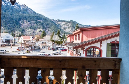 Leavenworth Apartment | In the heart of downtown - Front Street - Leavenworth's main shopping/dining street