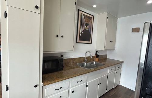 Alamitos Beach Condo | In the heart of Long Beach- Ocean Blvd! Close to Queen Mary & Shoreline Village!