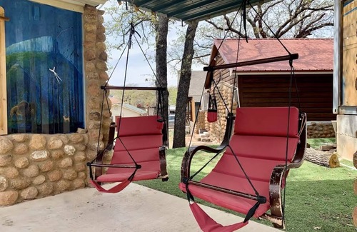 Medicine Park Apartment | In the Heart of Medicine Park, Right outside of Fort Sill perfect for Basic Training Graduation.