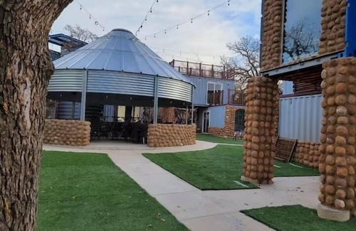 Medicine Park Apartment | In the Heart of Medicine Park, Right outside of Fort Sill perfect for Basic Training Graduation.