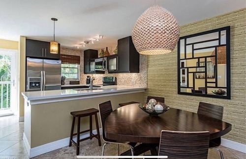 Old Naples Condo | In the heart of Olde Naples, Florida - 2 blocks from beach and 3 from Fifth Ave.