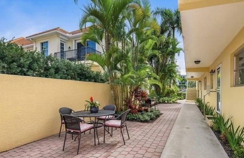 Old Naples Condo | In the heart of Olde Naples, Florida - 2 blocks from beach and 3 from Fifth Ave.
