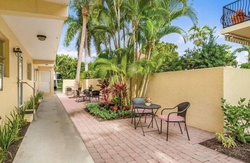 Old Naples Condo | In the heart of Olde Naples, Florida - 2 blocks from beach and 3 from Fifth Ave.