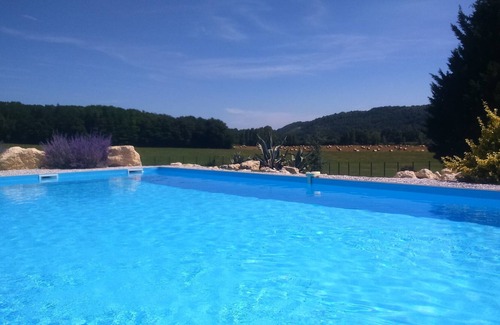 Saint-Paul-de-Serre Ski Chalet | In the heart of Périgord, chalet for 5 people with swimming pool in a green setting.