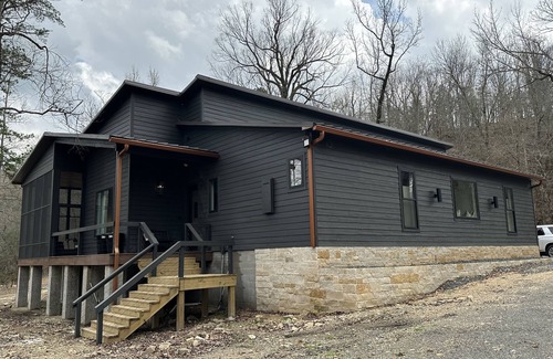 Athens Cabin | In the heart of the Solar Eclipse, Brand New 2024, Riverside Privacy in Nature.