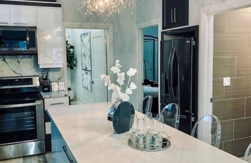 Crystal Beach House | IN THE MOMENT Luxury Beachfront Paradise, with private beach access, BBQ, AC