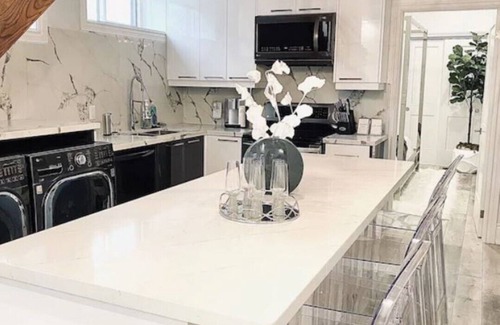 Crystal Beach House | IN THE MOMENT Luxury Beachfront Paradise, with private beach access, BBQ, AC