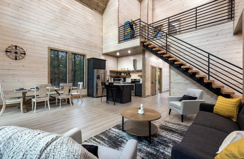 Broken Bow Cabin | In the Pines: Eco Retreat heated Pool, Hot Tub & Games