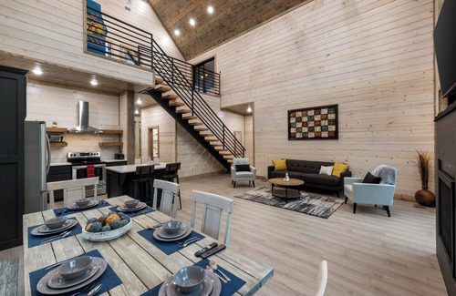 Broken Bow Cabin | In the Pines: Eco Retreat heated Pool, Hot Tub & Games