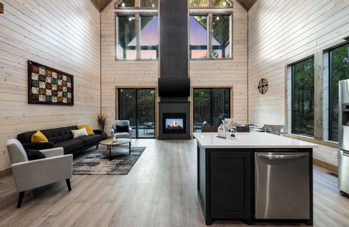Broken Bow Cabin | In the Pines: Eco Retreat heated Pool, Hot Tub & Games