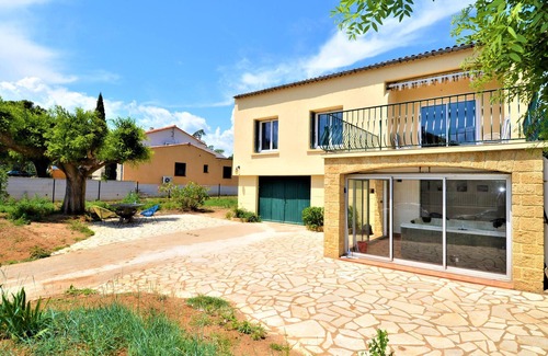 Saint-Laurent-La-Vernede House | In this beautiful cottage with jacuzzi you can enjoy a relaxing vacation.