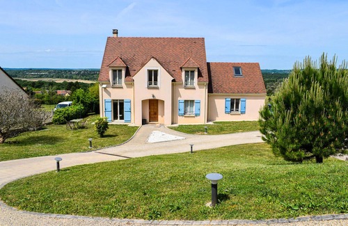 Saint-Martin-la-Garenne House | In this welcoming and spacious house you can spend a wonderful vacation close to nature.