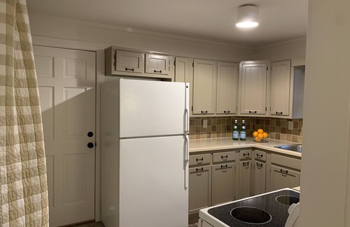Highlands House | IN TOWN! 2 Blocks From Main Street. 2 Bedrooms/2 Baths. Free WiFi. Sleeps 4.