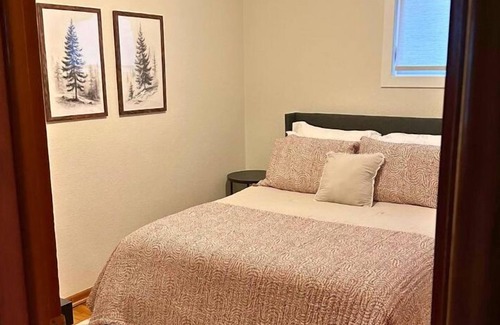 Elbow Lake House | In Town - Close to Hospital, Maplewood Manor, 2 Churches, Splash Pad, & Parks.