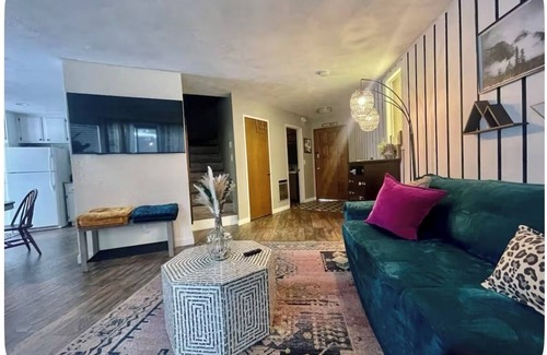 Mammoth Lakes Condo | IN TOWN CONDO WITH HOT TUB, AT SHUTTLE STOP, HAS EVERYTHING YOU NEED!