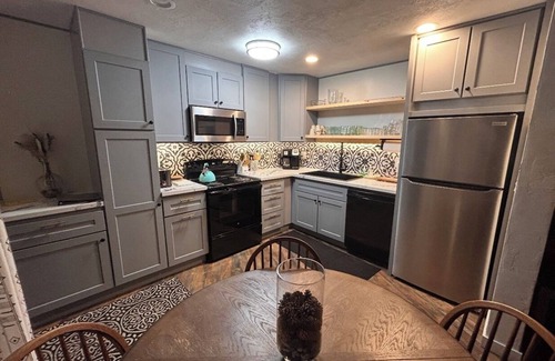 Mammoth Lakes Condo | IN TOWN CONDO WITH HOT TUB, AT SHUTTLE STOP, HAS EVERYTHING YOU NEED!