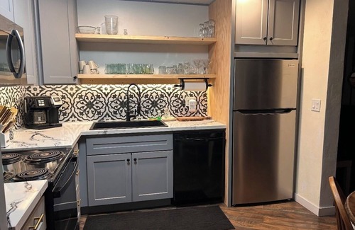 Mammoth Lakes Condo | IN TOWN CONDO WITH HOT TUB, AT SHUTTLE STOP, HAS EVERYTHING YOU NEED!