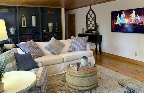 Mirror Lake House | In-Town Cottage by Mirror Lake-2 miles from Main St, Hot tub, fireplace, Big TVs