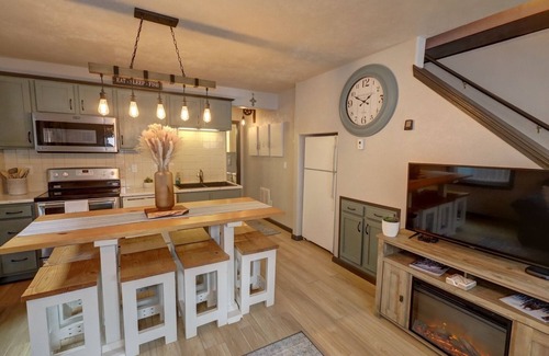 Red River Cabin | In Town Riverfront!