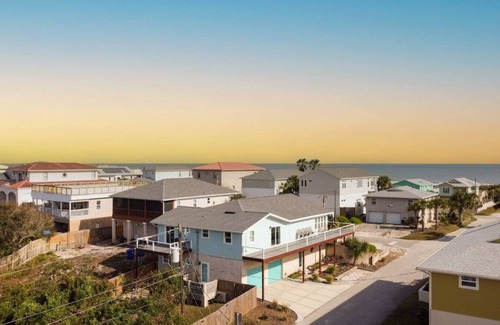 Butler Beach House | In Your Dreams | Walk to the Beach! 15 minutes to Downtown Nights of Lights