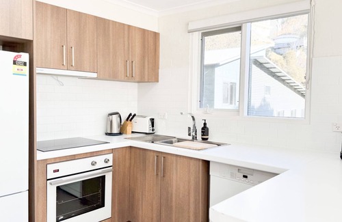Thredbo Apartment | Inala 1 has two bedrooms plus a loft and fantastic views of the mountains.