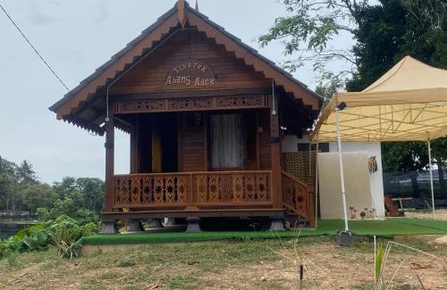 Alor Gajah Ski Chalet | Inap Desa Abang adik