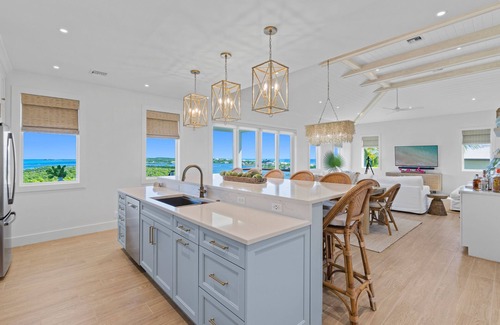 Hope Town House | "Incommunicado" New Build! Solar/Gen, 35 Boat Slip, Pool, Gym. Hope Town Bahamas