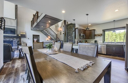 Deadwood Cabin | Incredible 5 BR Open Concept Cabin w/3 King Suites, Hot Tub - Near Deadwood