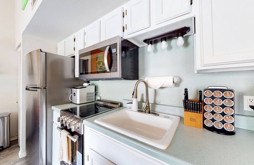 Table Rock Condo | Incredible condo with fireplace, kitchen, balcony & W/D - dog-friendly