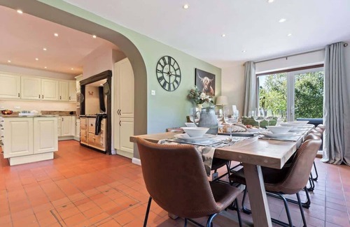 Godalming House | Incredible Countryside Getaway with Tennis Court!