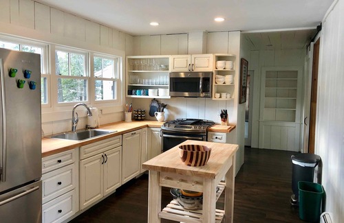 Georges Mills Cottage | Incredible Fall Color and Great Sunsets! Close to Dartmouth College.