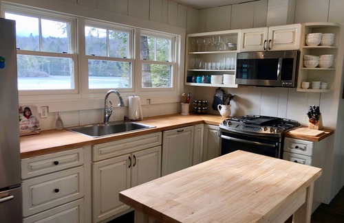 Georges Mills Cottage | Incredible Fall Color and Great Sunsets! Close to Dartmouth College.