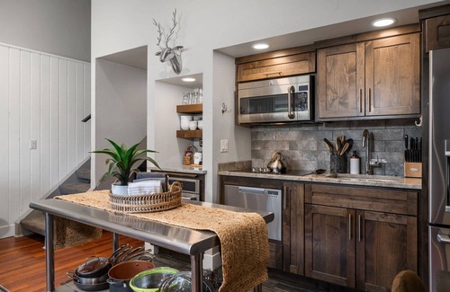 Southwest Bend Condo | Incredible Mt. Bachelor Village Escape, Impeccable Decor, 10 Min to Downtown & Old Mill, Deck, & BBQ