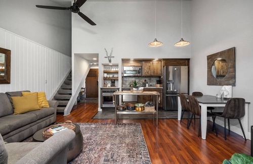 Southwest Bend Condo | Incredible Mt. Bachelor Village Escape, Impeccable Decor, 10 Min to Downtown & Old Mill, Deck, & BBQ