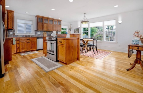 McMinnville House | Incredible Retreat in the Heart of McMinnville, Huge Kitchen, Deck, BBQ, Walk to Wine, Food, & More