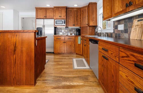 McMinnville House | Incredible Retreat in the Heart of McMinnville, Huge Kitchen, Deck, BBQ, Walk to Wine, Food, & More