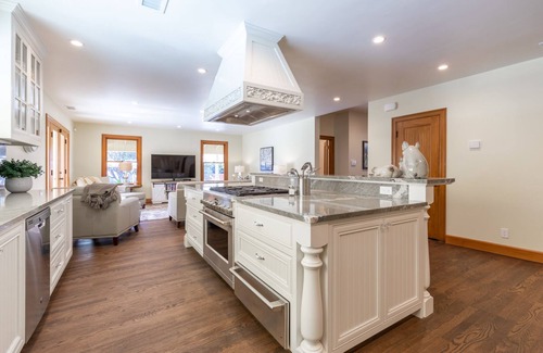 Graton House | Incredible Sebastopol Estate Surrounded by Vineyards