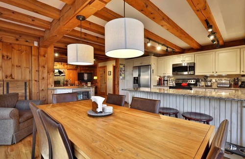 Ludlow House | Incredible ski access on Sachem Trail - True Ski On/Ski Off Home - Private Hot Tub