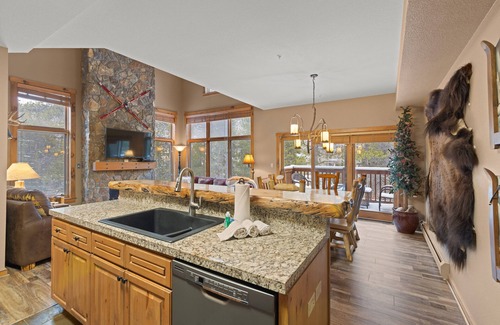Lakeside Village House | Incredible Townhome with 2 Master Suites, River & Mountain View