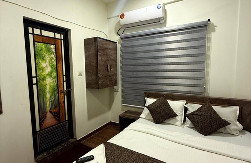 Shenoys Hotel | Indeo Residency