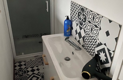 Tourcoing Apartment | Independent 3-person apartment: 1 double bedroom, 1 sofa bed.