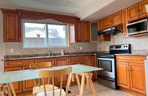 Richmond House | Independent access, one bedroom, one living room, one kitchen and one bathroom