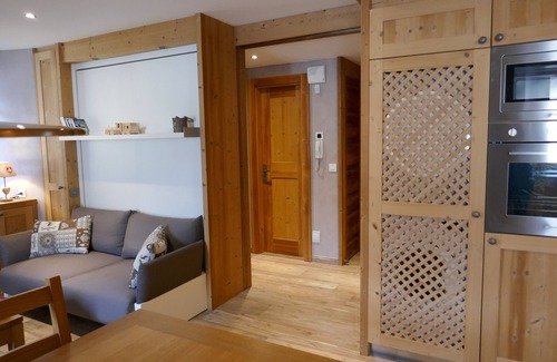 Samoens House | Independent apartment in a beautifully renovated old house in the village center