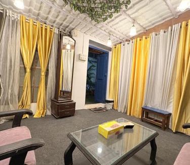 Pali Hill Apartment | Independent Garden Cottage-Bandra-Carter road