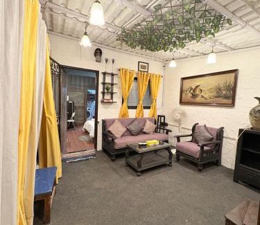 Pali Hill Apartment | Independent Garden Cottage-Bandra-Carter road