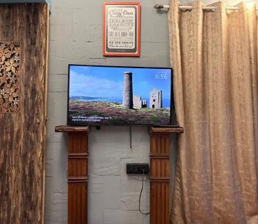Pali Hill Apartment | Independent Garden Cottage-Bandra-Carter road
