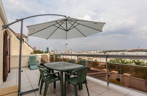 Suresnes House | Independent house with terrace and garden, Eiffel Tower view.